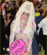 组图：Lady GaGa顶白毛穿透视装 遮三点踩恨天高