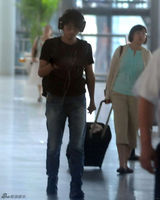 组图：韩寒与王珞丹同机分别现身 低头痴玩手机