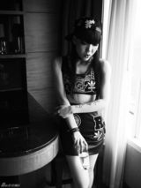 组图：吴莫愁黑白影像显本色 随性俏皮无拘束