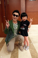 组图：萧煌奇关爱眼疾儿童 携小臭臭演绎成名曲