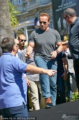 组图：《敢死队3》记者会 众硬汉坐坦克驾到