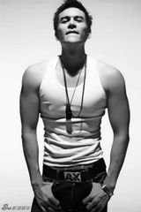 组图：经超帅气型男写真 俊朗呆萌两不误