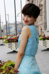 组图：奚望街拍玩小清新 短发映红唇甜美