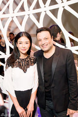 组图：姚星彤巴黎美院看高定 优雅裤装行走法国