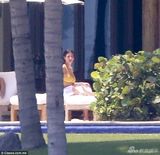 组图：卡戴珊度假日光浴 丰腴美背一览无余