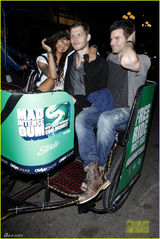 组图：《初代吸血鬼》大K携新婚妻子 以叔围观