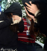 组图：威胁李秉宪女星送检察院 捂脸不见人