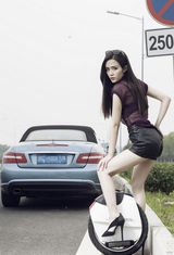 组图：汤晶媚汽车大片 性感妩媚展姣好身材