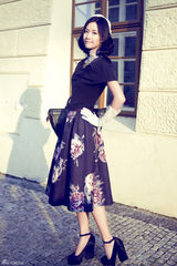 组图：徐静蕾布拉格街拍曝光 演绎浪漫复古风