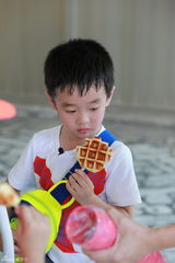 组图：Kimi融入大家庭 沙滩K歌不忍别离