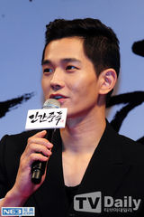 组图：宋承宪宣传《人间中毒》展画功抱影迷