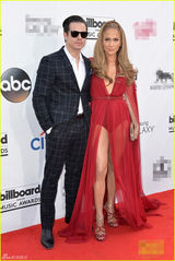 组图：詹妮弗洛佩兹红裙美艳 搂小男友恩爱亮相