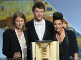 组图：《派对女孩》获最佳处女作奖  主创相拥