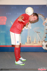 组图：欧文访港秀球技 与美女球迷亲密接触