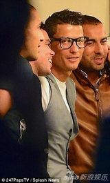 组图：C罗与超模女友恩爱出街 伊莉娜秀长腿