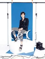 组图：朴海镇拍写真 华丽造型潮范儿足