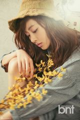 组图：韩星姜素拉拍写真 演绎清新冷艳魅惑