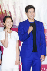 独家：韩星尹珍睿镂空白裙出席试映显优雅