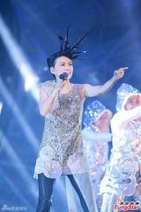 组图：孙燕姿演唱会紧身裤玩倒立 牵手张学友