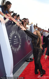 组图：碧昂斯黑色镂空透视裙压轴亮相MTV红毯