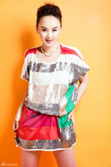 组图：王晶多彩时尚写真 身姿灵动俏皮可人