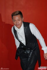 组图：郑希怡大婚热吻老公 欲为阿娇牵红线