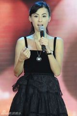 组图：张柏芝演出走光照被疯传 经纪公司称PS照