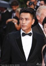 组图：陈坤携《过界》剧组亮相红毯 黑西服帅气