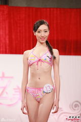 组图：亚姐佳丽泳装亮相 上围丰满玉腿毕露