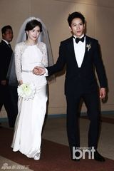 组图：池城李宝英大婚 恩爱亮相摸脸亲吻秀婚戒