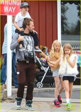 组图：酷玩主唱背儿带女逛超市 酷帅不再变萌爸