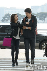 组图：韩惠珍奇诚庸现身机场秀甜蜜恩爱