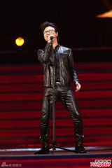 组图：汪峰中歌榜连唱三首飙高音high翻全场