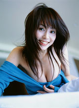 组图：女星谷桃子清凉比基尼写真 嫩滑肌肤丰胸诱人