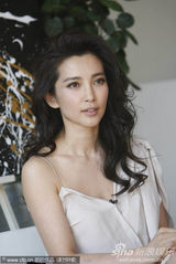 高清图：李冰冰受访换三套 白裙清纯随性红裙妩媚