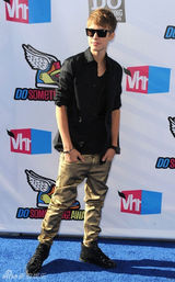 组图：贾斯汀-比伯帅气亮相颁奖礼 墨镜别致