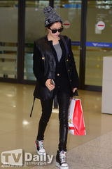 组图：T-ara结束中国公演回国 抱特产零食开心