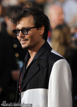 组图：德普短发亮相《海盗4》 佩内洛普似优雅人鱼