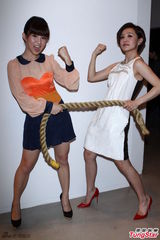 组图：台湾电影联合造势 郭书瑶秀美腿发红包