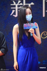 组图：《孤岛》首映杨幂口罩遮面 泳装美女走秀