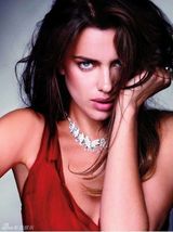 组图：C罗女友伊莉娜-莎伊克全裸登杂志封面