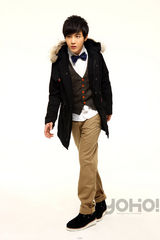 高清图：李炜拍摄时尚大片 靓丽色彩展暖男气息