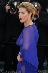 组图：戛纳开幕红毯众星争艳 深V爆乳透视美背