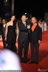 组图：林青霞旧爱王羽拄拐亮相金马红毯