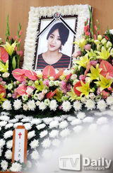 组图：Ladies'Code恩妃灵堂白菊簇簇 佳人不在