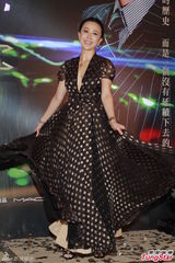 组图：刘嘉玲着复古波点裙 搭梁家辉演舞台剧