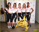 组图：维密超模变身健美宝贝 贴身装显玲珑身材