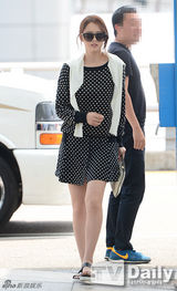 组图：高雅拉现身机场 皮肤完美近照无瑕