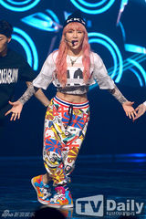 组图：f(x)爵士装热情献唱 夺冠激动互拥