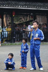 组图：多多贝儿集市风波显情深 复古运动会欢乐